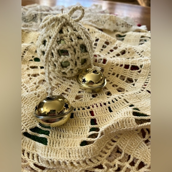 The Paisley Petal Other - CROCHETED FARMHOUSE CHRISTMAS ORNAMENT